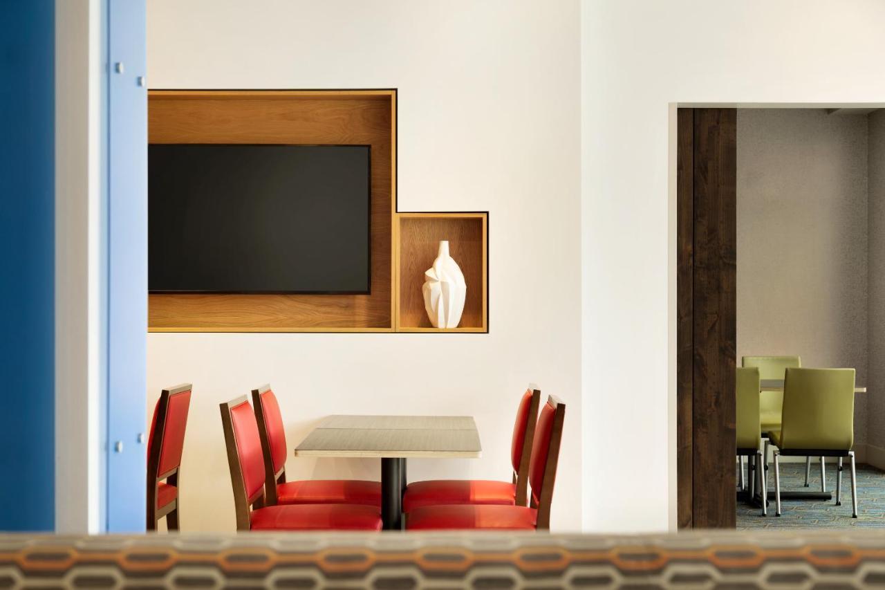 Holiday Inn Express & Suites - Milwaukee West Allis By Ihg エクステリア 写真