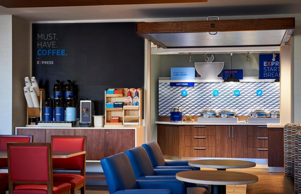 Holiday Inn Express & Suites - Milwaukee West Allis By Ihg エクステリア 写真